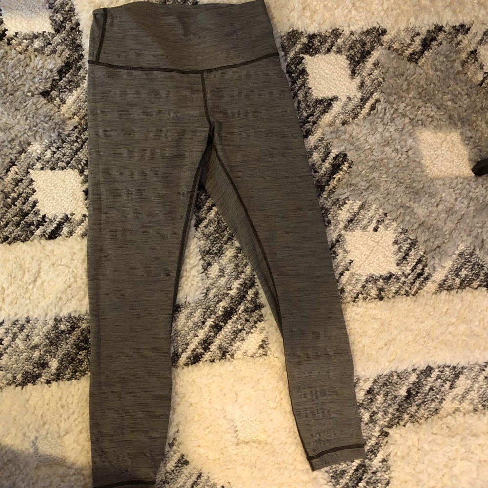 Lululemon mid-waste cropped leggings.